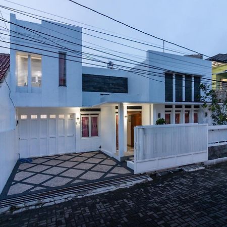 Spacious, White-Villa Belgareti @Kiara Condong Bandung Buitenkant foto