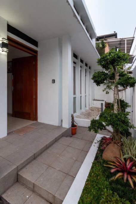 Spacious, White-Villa Belgareti @Kiara Condong Bandung Buitenkant foto