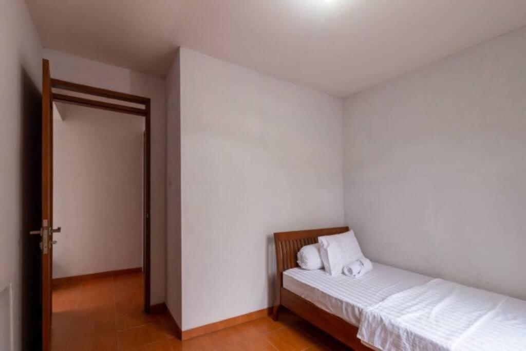 Spacious, White-Villa Belgareti @Kiara Condong Bandung Buitenkant foto