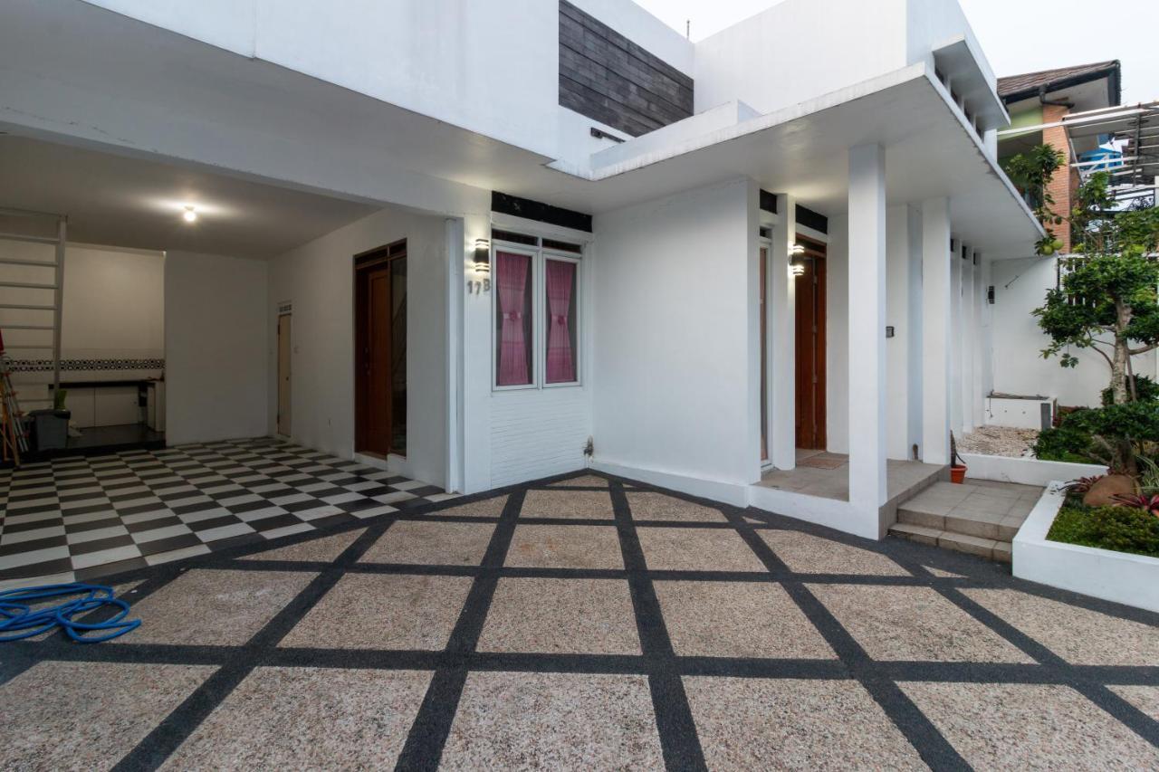 Spacious, White-Villa Belgareti @Kiara Condong Bandung Buitenkant foto