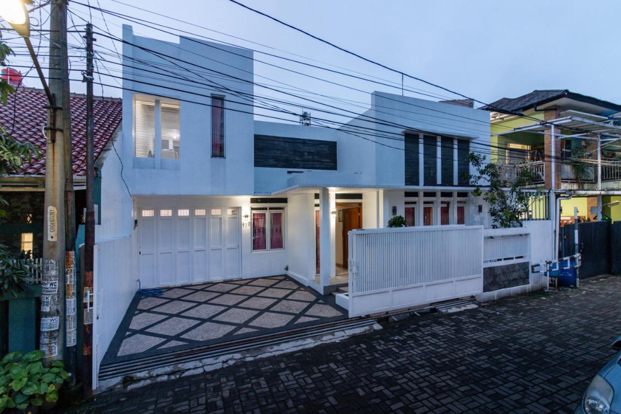 Spacious, White-Villa Belgareti @Kiara Condong Bandung Buitenkant foto
